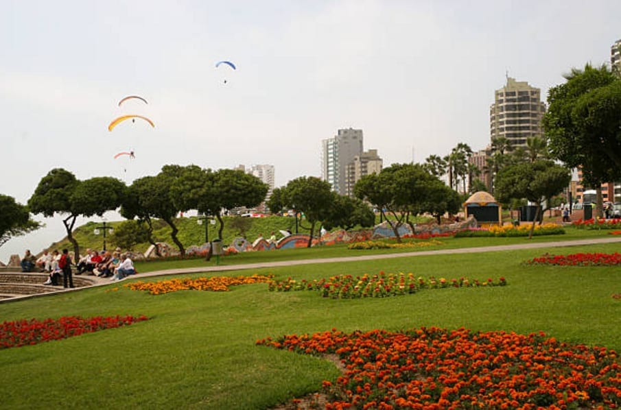 Adventure on the Costa Verde: surfing and paragliding in Miraflores